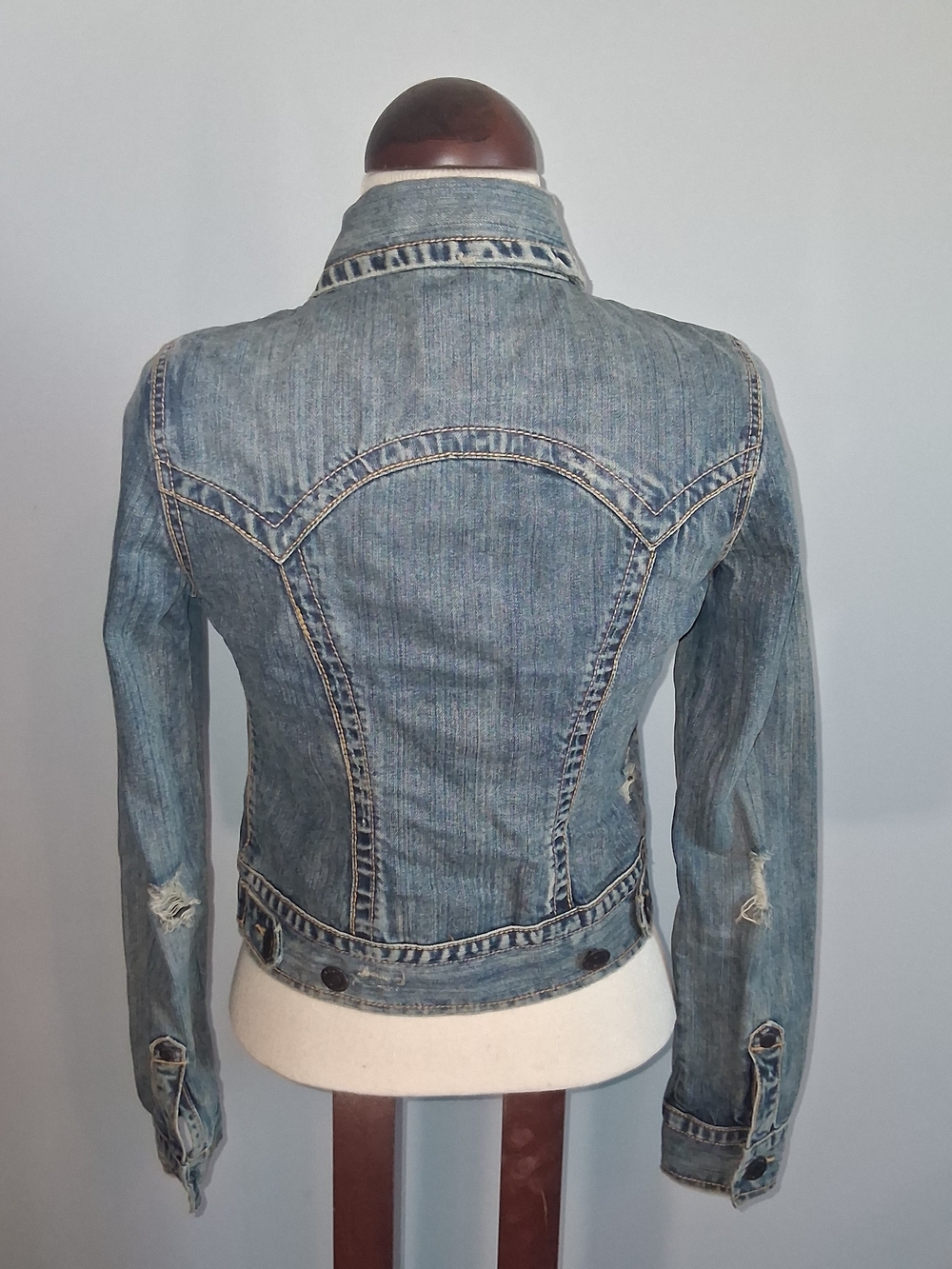 Jimmy'z Classic Light Wash Distressed Denim Jacket - Blue Womens Size S - Picture 2 of 15
